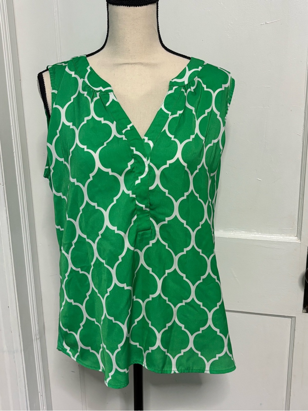 Green Sleeveless V-Neck Geometric Print Blouse